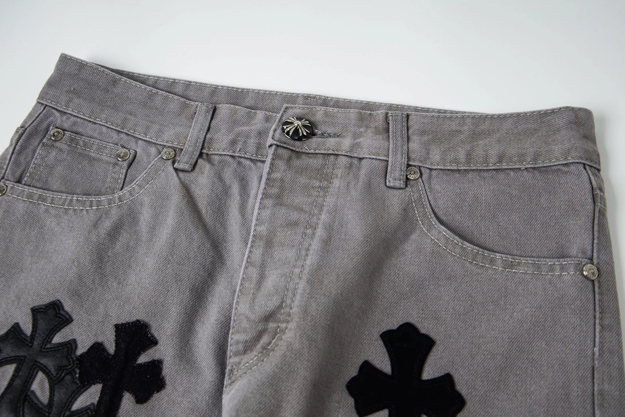 P290 Chrome Hearts Gray Cow King Jeans Multi-Leather Standard Work Jeans CH Jeans All need to be washed and then disassembled and hand-stitched with sheepskin cross leather and then spliced to complete. The whole process is too complicated to describe. About Chrome Hearts This is an extremely luxurious fashion brand that can also be called the aristocracy of the high street. It has always been an exclusive brand for some hipsters or the second generation of rich people. Compared with ordinary high streets, it is more luxurious and noble. Compared with luxury brands, it is more fashionable and individual. It has always been a brand that I have a special liking for. Style number: 1763# Color: Gray Size: 28 30 32 34 36